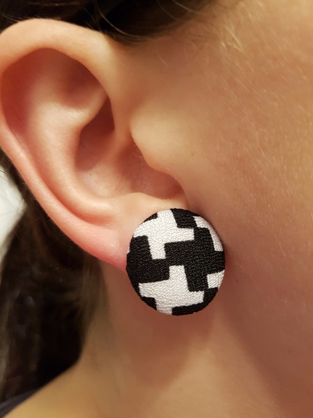 schwarz weiß Kreuz Stoff Knopf Ohrstecker